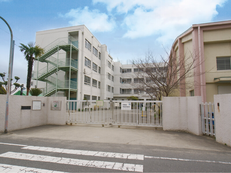 冠小学校 徒歩3分(約190m)